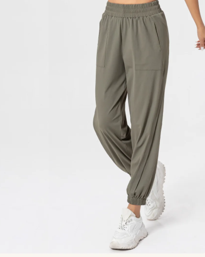 Pantalon jogging vert femme - mise en contexte - CHIC EN PANTALON