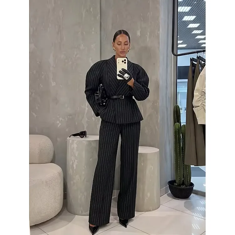 Ensemble tailleur noir à fines rayures ceinturé, pantalon