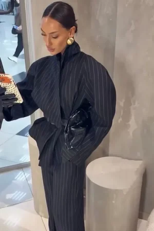 Ensemble tailleur noir à fines rayures ceinturé, pantalon — vue de profil